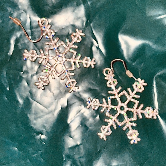 🛍3 for 10 Bundle Deal! Set of two sparkly silver holiday earrings - Picture 4 of 6